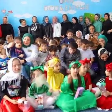 Заведующие наших 89 детских садов, следуя примеру своего руководителя – начальника Департамента дошкольного образования мэрии г.Грозный Хадижат Кадыровой, подарили улыбку 152 детям!