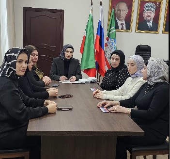 Начальник Департамента ДО Бирлант Садуева провела совещание с сотрудниками аппарата ДДО и руководителями дошкольных учреждений